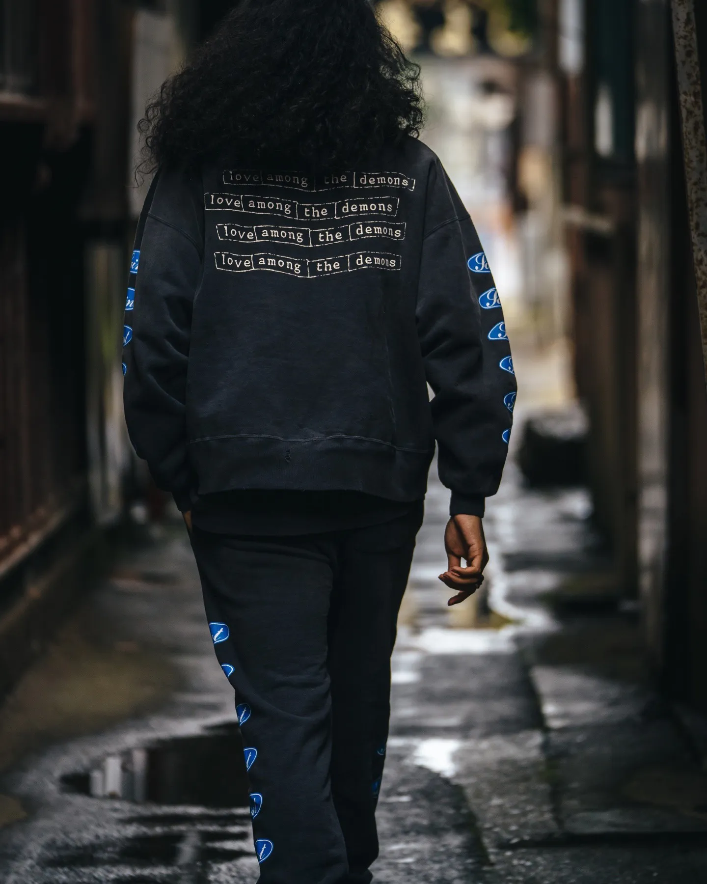 SAINT Mxxxxxx HOODIE/LOVE AMONG/BLK blue SAINT barrage slogan hoodie, washed black S-XL, the latest version, revised many times, the version is closer to the original version, and the street flavor is stronger! Heavy washing with water-sprayed fading process for stronger distressing effect. Handmade wormhole destruction treatment. Authentic level extreme distressed crack printing. The main mark and wash mark are all correct versions.